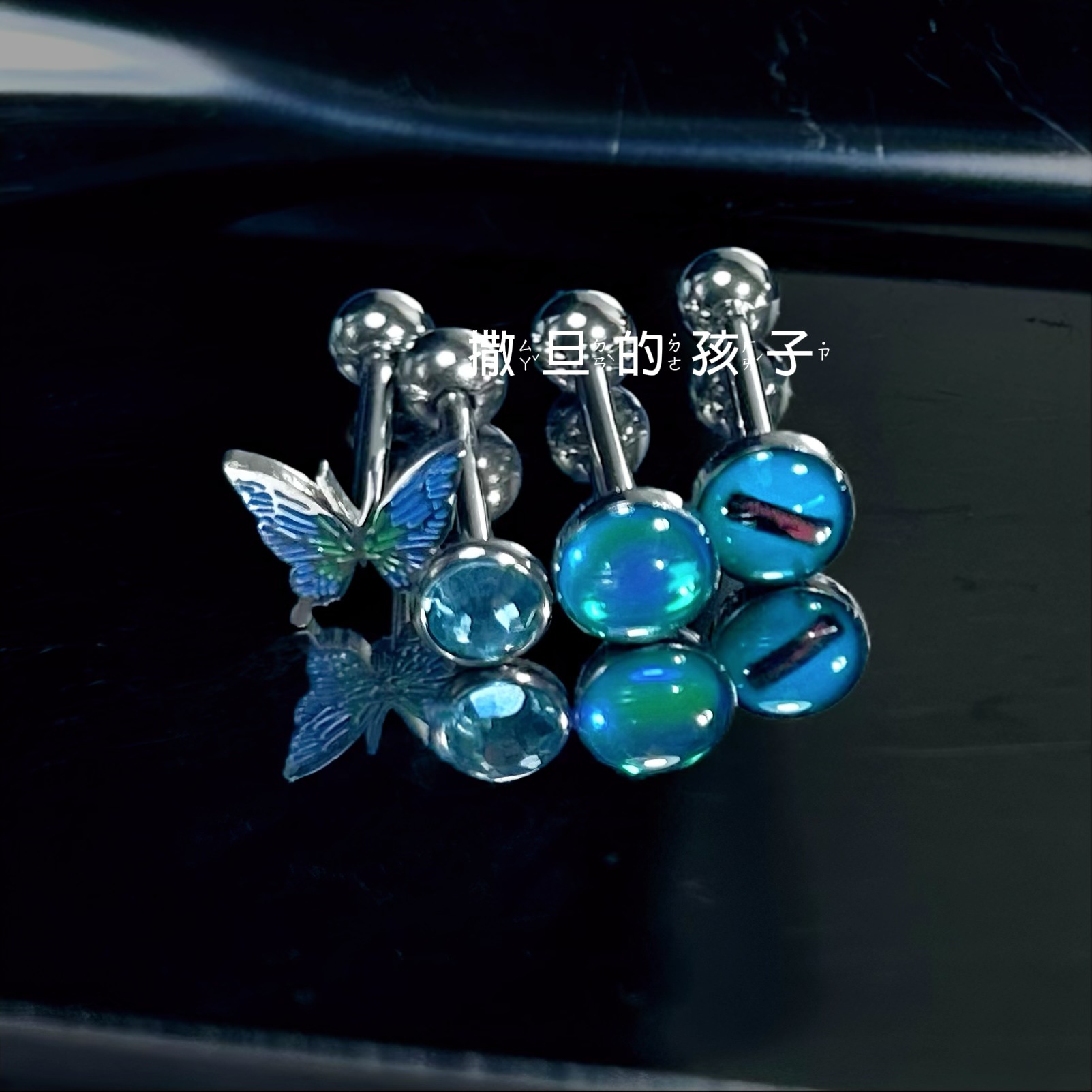 16G labret stud size and finish detail