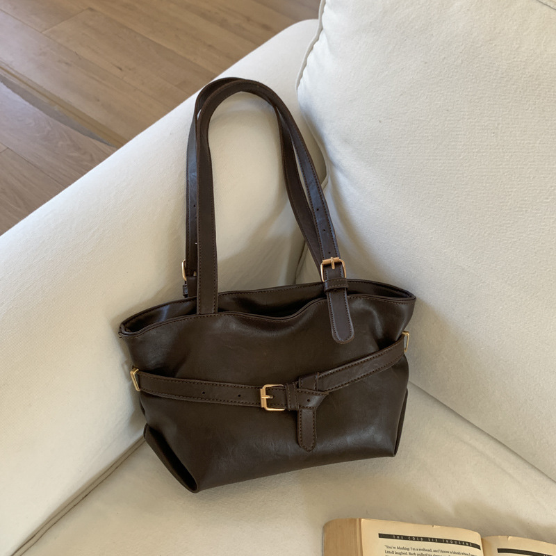 Retro capacious shoulder bag
