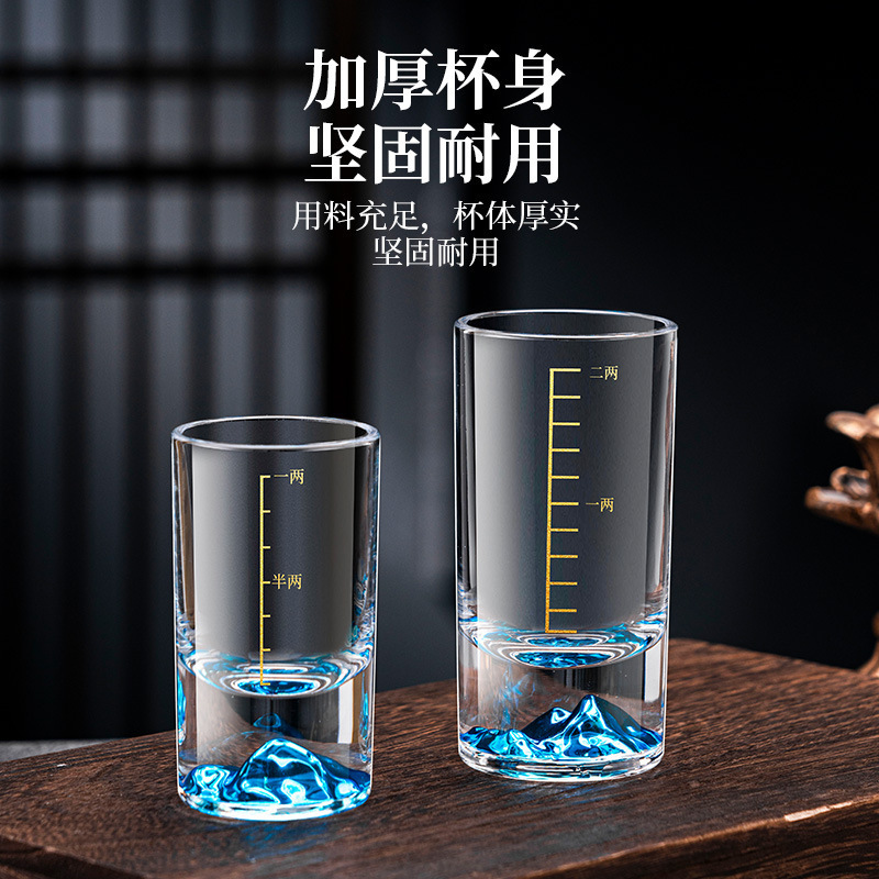 Taza de licor de alta calidad pintada de oro con dos tazas de licor de Jinshan con una escala doméstica de dos tazas de licor de montaña azul dispensador de vinos de vidrio conjunto de vinos
