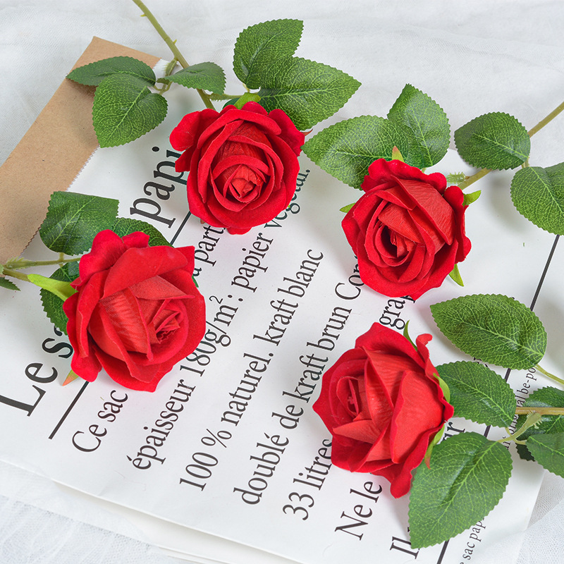 Rosa artificial solo toque franela Rosa hogar Decoración de la boda Día de San Valentín flor artificial mano que sostiene la flor falsa