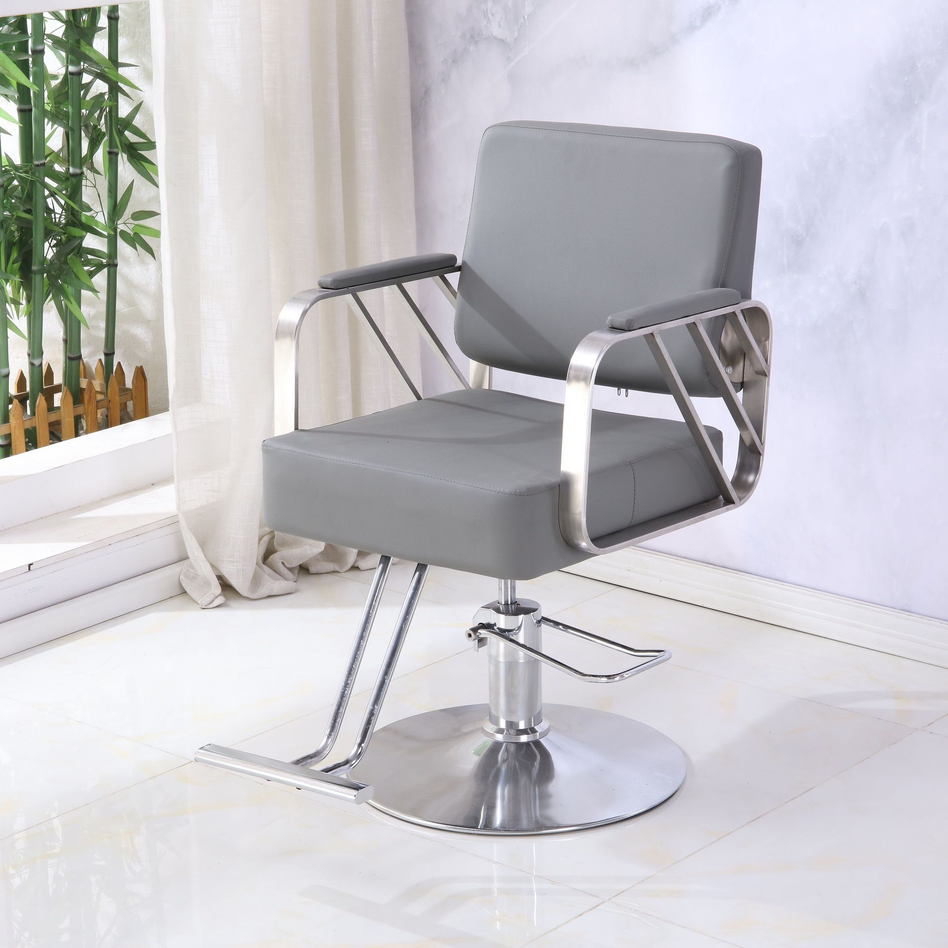 Pequeño pedal - asiento gris - reposabrazos reforzados plateados - disco chapado