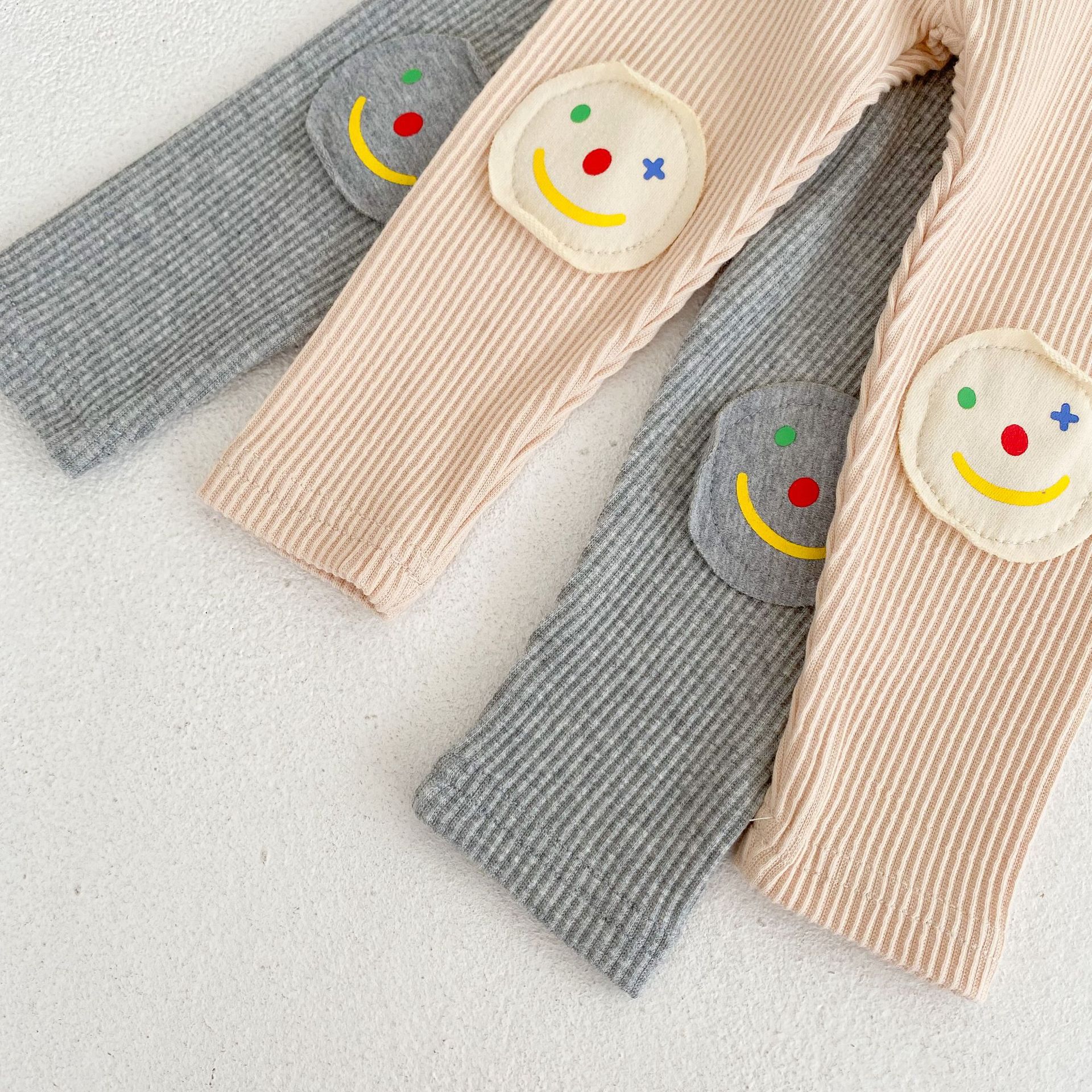 Collezione autunno 2024: maglietta a maniche lunghe con lettere stampate per neonati e bambini piccoli, pantaloni con toppa con faccina sorridente,_voghion.com