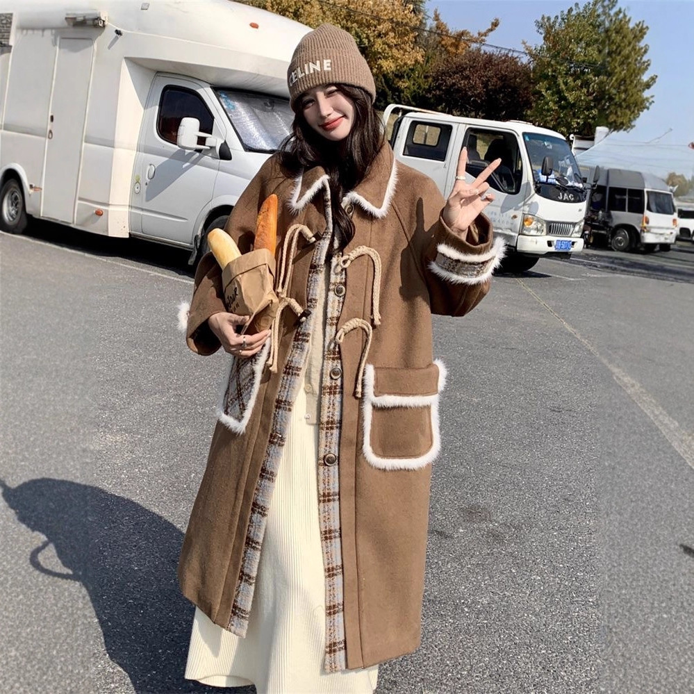 羊羔毛拼接牛角扣呢子大衣女冬季2025年新款设计感中长款毛呢外套