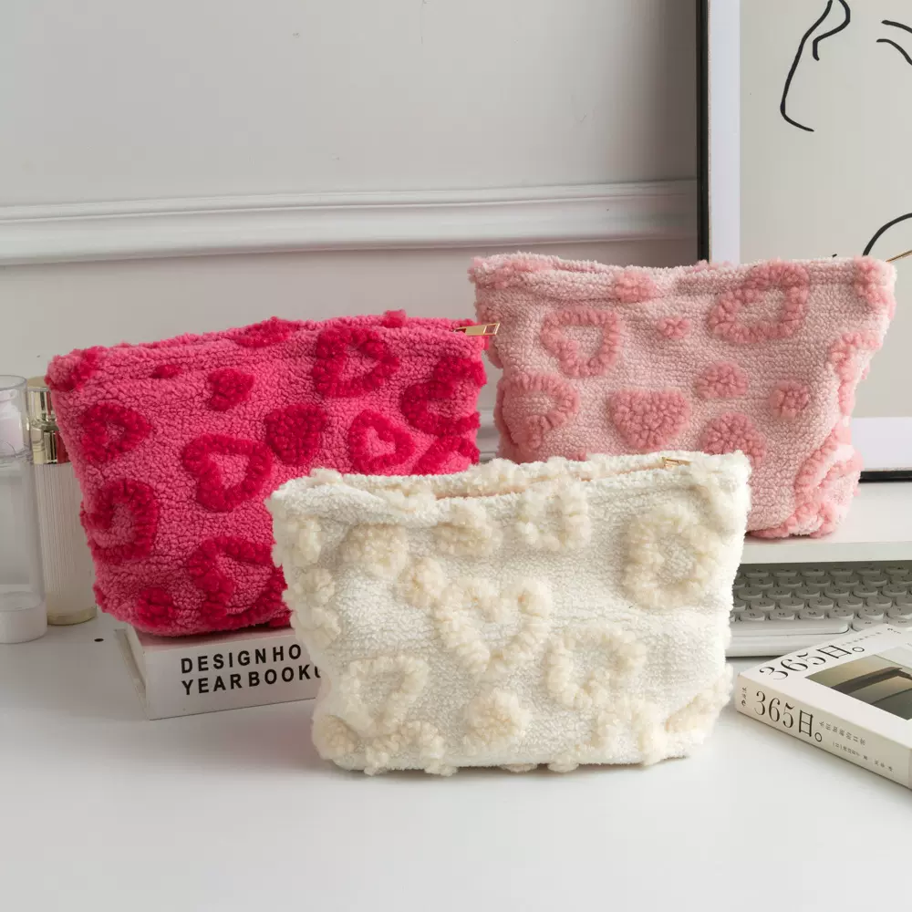 2025冬季新款毛绒清新可爱爱心化妆包便携护肤品口红收纳包手拿包