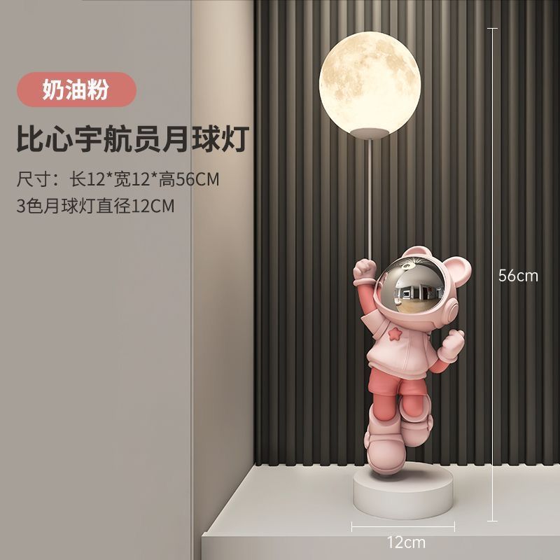 宇宙飛行士のデスクトップが床に落ちたリビングルームには家庭装飾品が飾られています。|undefined