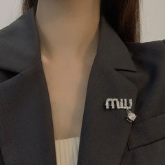 高檔精緻閃鑽miu字母創意胸針女防走光網紅ins百搭別針扣衣服配飾