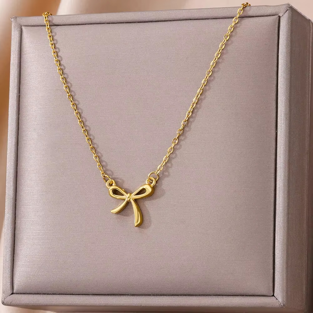 9g Weight 0.03µm-0.05µm Gold Plating Thickness PVD Coated Gold Plating Process Lobster Trigger Clasp Closure Clasp Closure Type 18K Real Gold Plated Plating Material 304 Stainless Steel Pendant Material Pearl, Zircon Inlay Material Pendant Necklace Classification 304 Stainless Steel Chain Material Paperclip Chain, ball chain, cable chain Chain Type 1 Piece Quantity Casual, Daily Occasion 304 Stainless Steel Material Sun, Flower, Bow Knot Pattern Unisex Gender IG Style Style Waterproof Non Tarnish, Three-dimensional, Inlay, Hypoallergenic Craft Gold Color PVD Coated Real Gold Plated Sun Flower Bow Knot 304 Stainless Steel IG Style Waterproof Non Tarnish 304 Stainless Steel Lobster Trigger Clasp Closure Pendant Necklace 11