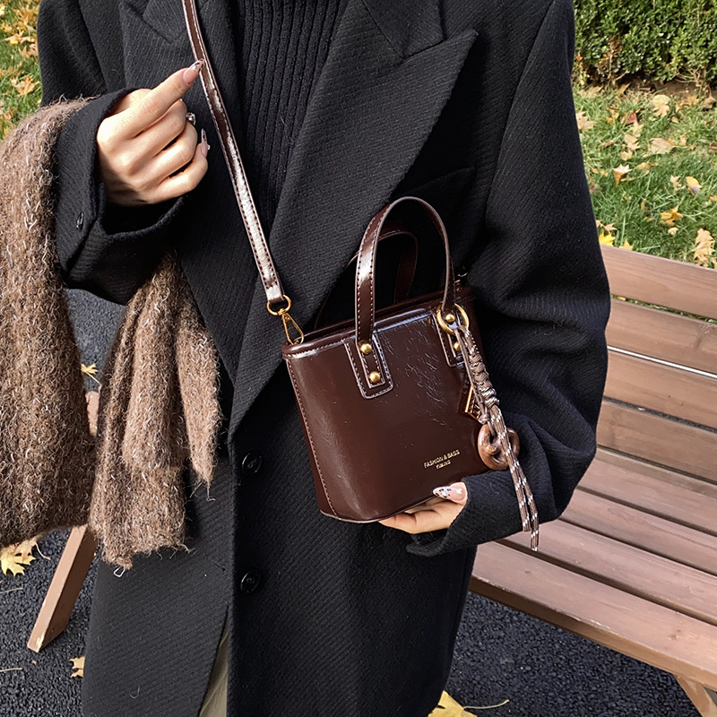 Otoño y invierno retro cera de cuero bolso de agua para mujeres 2024 nuevo estilo universal nicho bolso de hombro de alta calidad bolso portátil