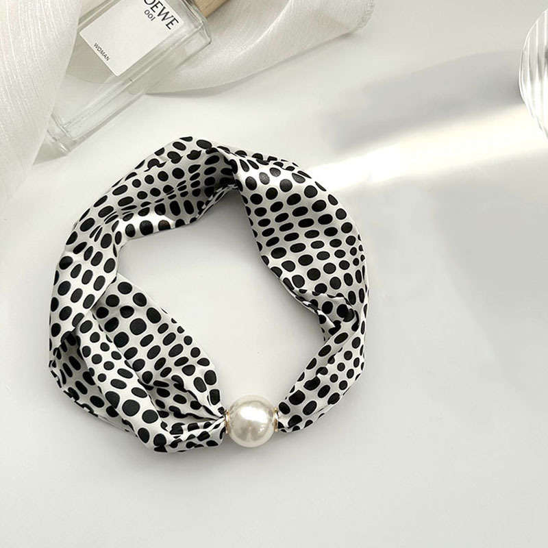 Pañuelo de seda para mujer primavera y verano 2024 nuevo collar de hebilla de succión magnética de perlas de alto nivel de nicho