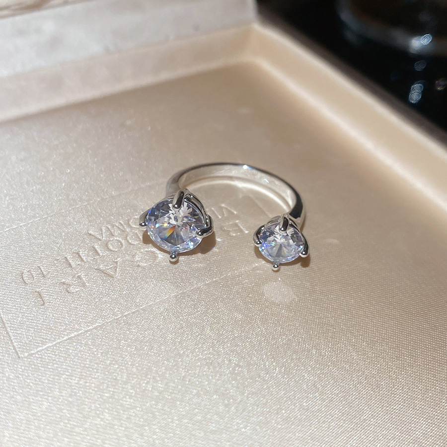 Anel de dedo indicador em formato de gota d'água com zircônia super brilhante em estilo palácio, com acabamento pesado, leve e luxuoso._voghion.com