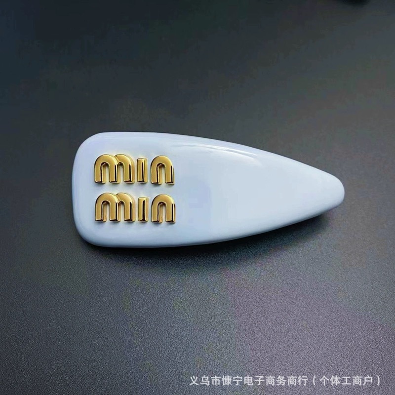 新款高版本miumiu发夹皮质糖果色弹簧夹个性百搭刘海侧边夹简约气|undefined