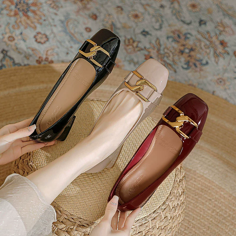 Французские женские туфли на высоком каблуке с квадратным носком, новинка 2025, красные свадебные туфли, весна и осень, лакированные кожаные туфли на среднем каблуке с неглубоким носком на плоской подошве