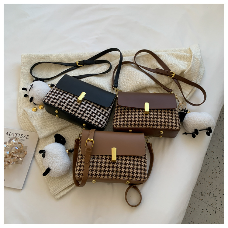 2021 New Fashion Autumn And Winter Houndstooth Shoulder Messenger Small Square Bag display picture 3