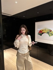 设计感纯欲交叉挂脖背心女秋季穿搭套装米白色长袖开衫外套两件套
