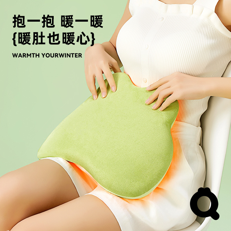 腰のマッサージ器の男性の女性の全身はソファーの背中を加熱して枕をマッサージします。|undefined