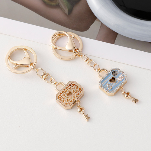Korean-style cute couple bag accessory heart lock keychain for women, bag car hook decoration stall magic, wholesale one piece