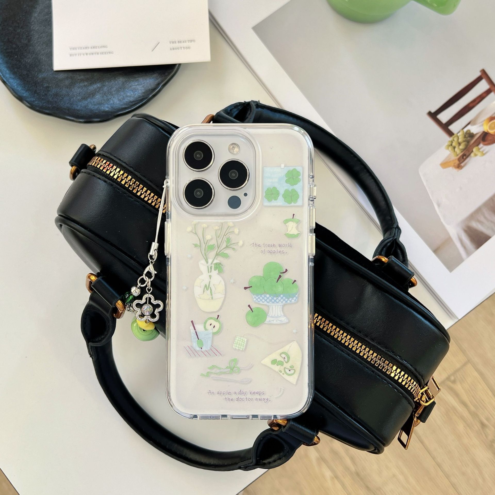 Pequeño florero de trébol de cuatro hojas fresco manzana verde para iPhone16 funda para teléfono móvil 15ProMax femenino 14/13 nuevo 16P