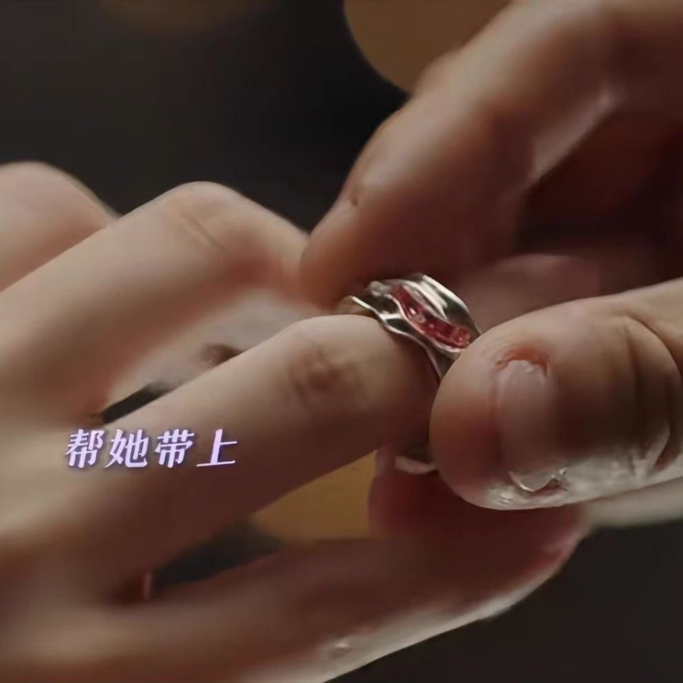 Yongye Xinghe ring Mu Sheng personally put on the proposal ring for Miaomiao with the same proposal ring to commemorate the periphery of the proposal ring.