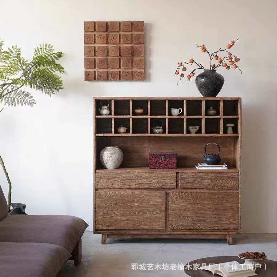 Старый шкаф для хранения вяза