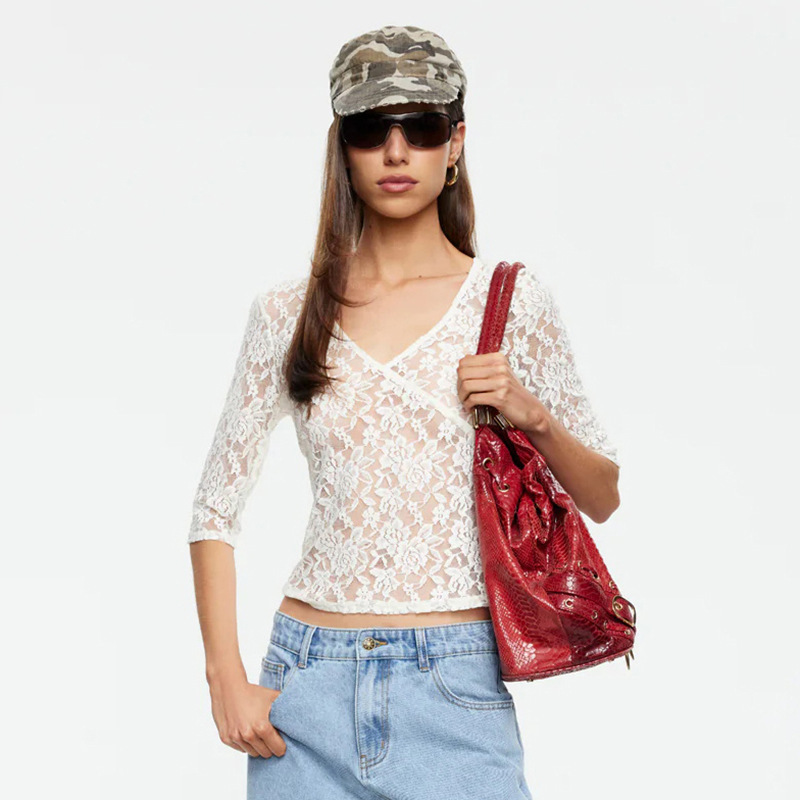 2026 nuevo estilo de verano de ropa de mujer europea y americana de cuello en V, encaje sexy de manga corta, camiseta de empalme al por mayor image 2