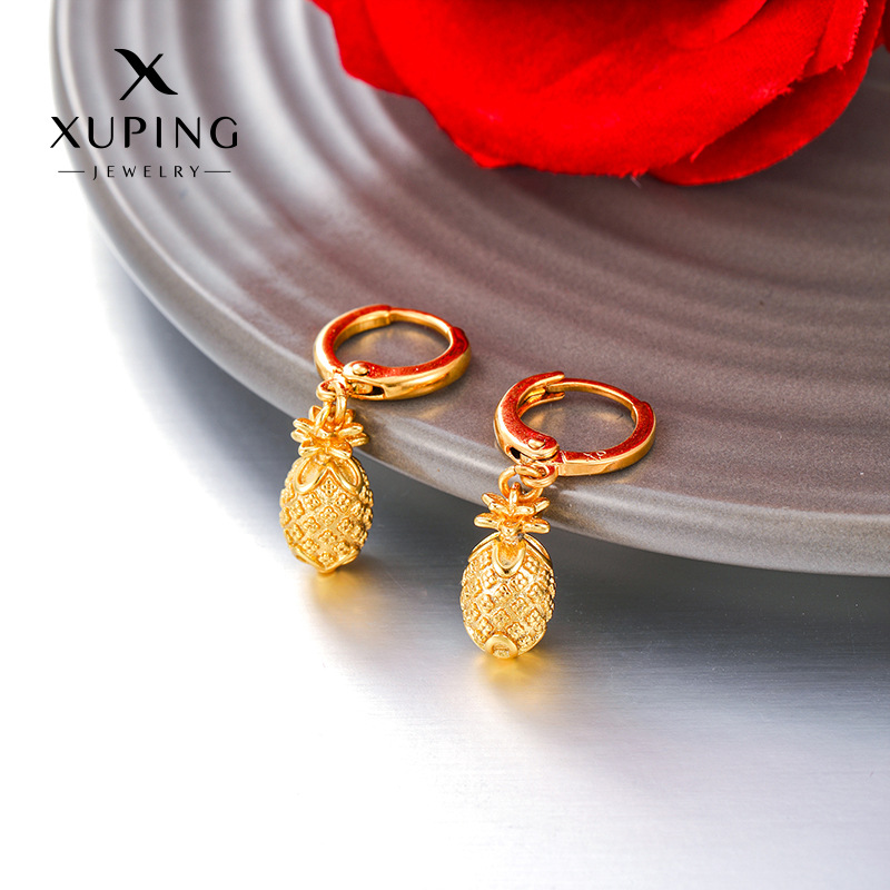 Xuping Europa y los Estados Unidos comercio exterior transfronterizo aleación de cobre chapado 24k color piña pendientes de bordilla ligero lujo atmósfera auriculares al por mayor