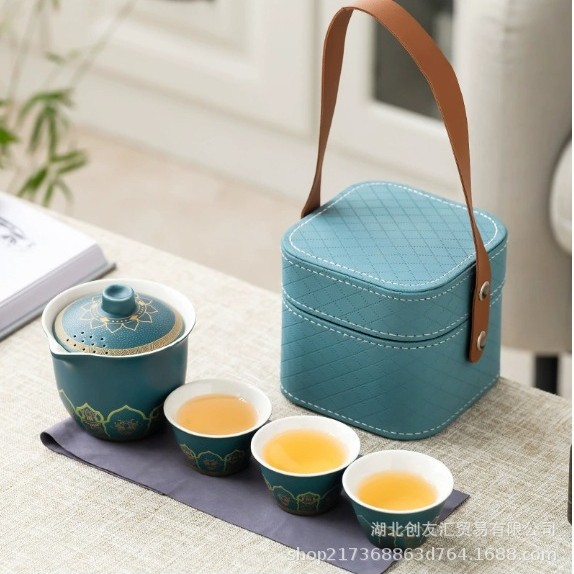 청운 한 냄비와 파란색 세 컵