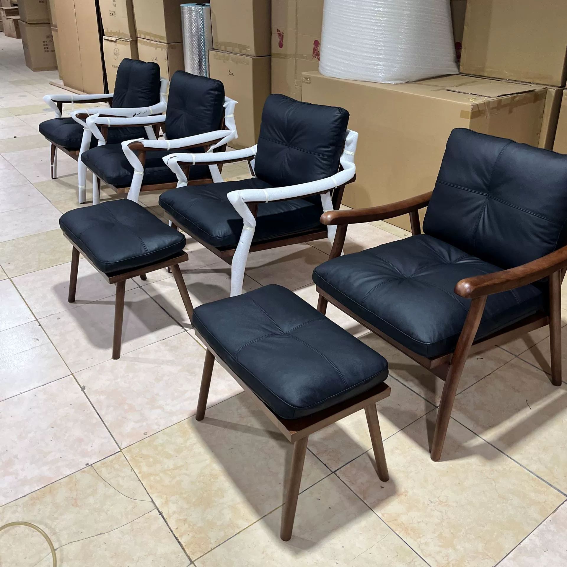 Color de nuez negro madera de cera blanca diseño moderno sala de estar sofá silla de madera de cuero casual nórdica