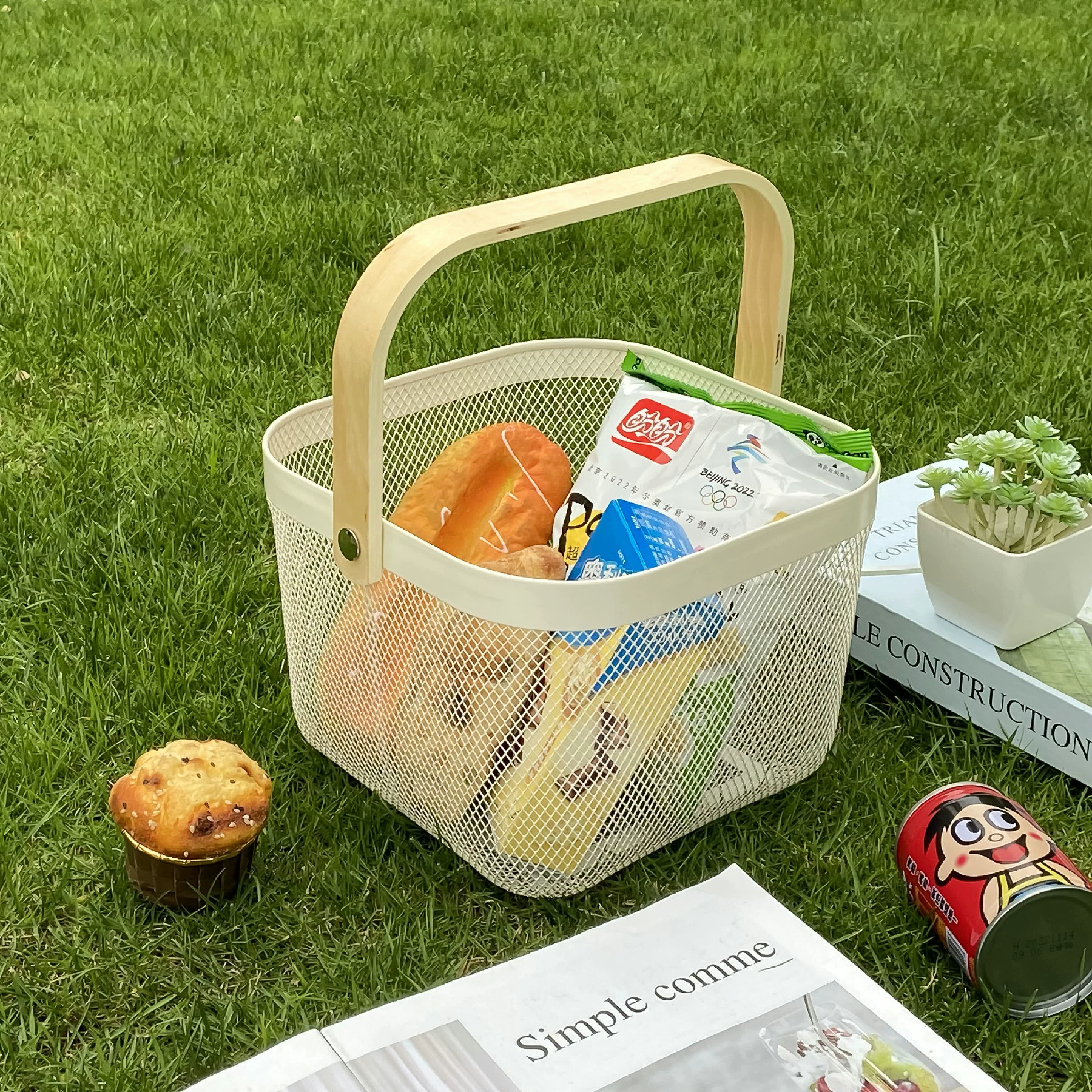 Покрытие Nordic Light Luxury Iron Art Strike Basketball Wood Handle Rolled Fruit Vegetables Basketable House Hollow Storage Basket