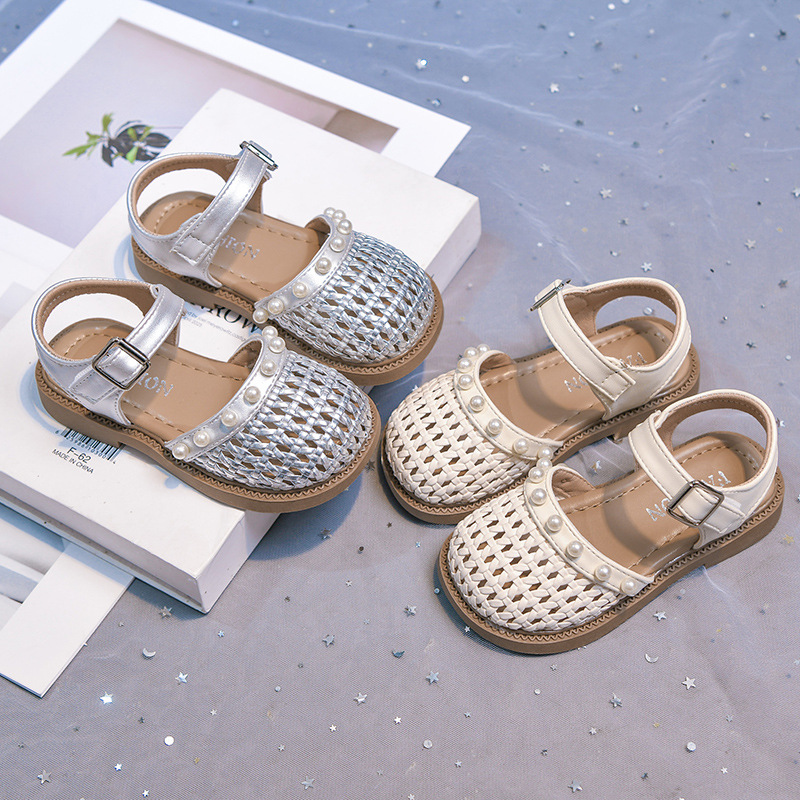 Niñas sandalias de moda versátiles 2026 verano nuevos niños huecos zapatos de princesa zapatillas de tejer para niños grandes