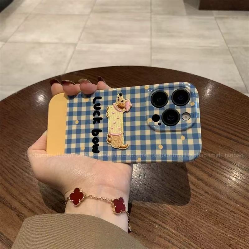 Cordón de cachorro bordado a cuadros azul simple para iPhone16 Apple 15ProMax funda para teléfono móvil 14 nuevo 13