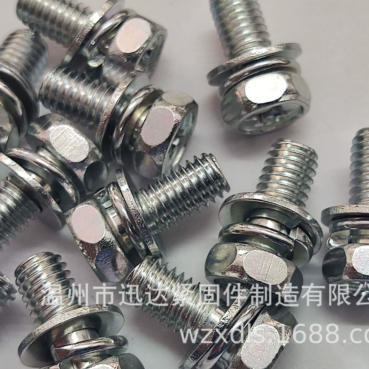 Шайба пружинная плоская с внутренним шестигранником и крестообразным шлицем GB9074.13, трехкомпонентная комбинированная, оцинкованная; трехкомпонентная комбинированная гайка.