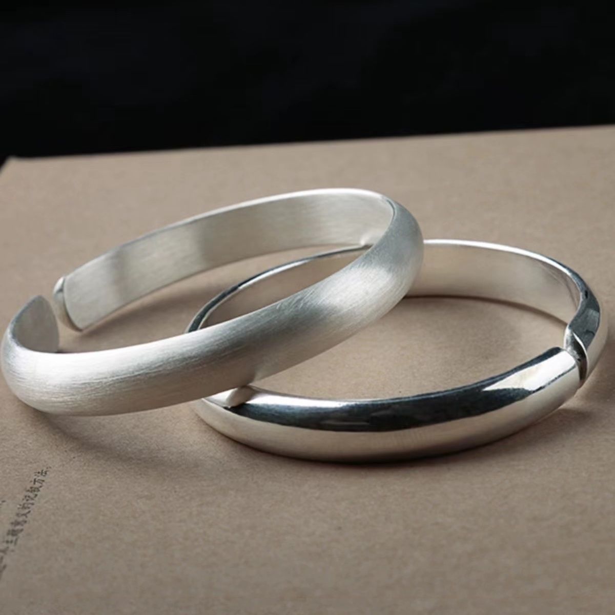 Pulsera brillante plateada de cobre blanco, estilo étnico, simple, brillante, pulseras abiertas, accesorios transfronterizos para mujeres, fabricantes de joyas al por mayor