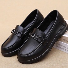 时尚防滑软底老人皮鞋秋平跟防水舒适轻便平底女单鞋一脚蹬妈妈鞋