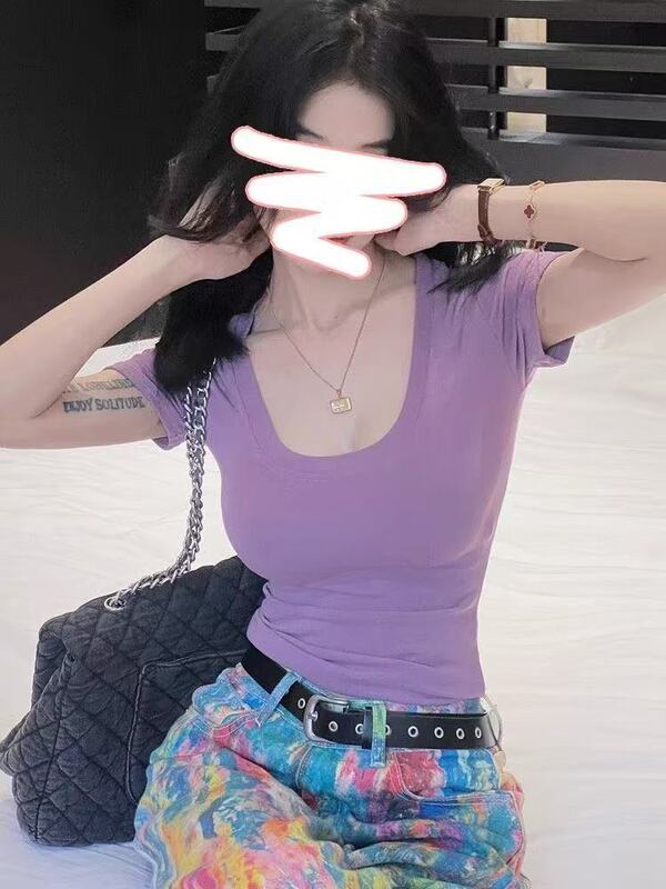 春夏の新スタイルビッグUネック半袖Tシャツホットガールスタイル2025ファッションカジュアルスリムフィットトップ女性のボトリングシャツ|undefined