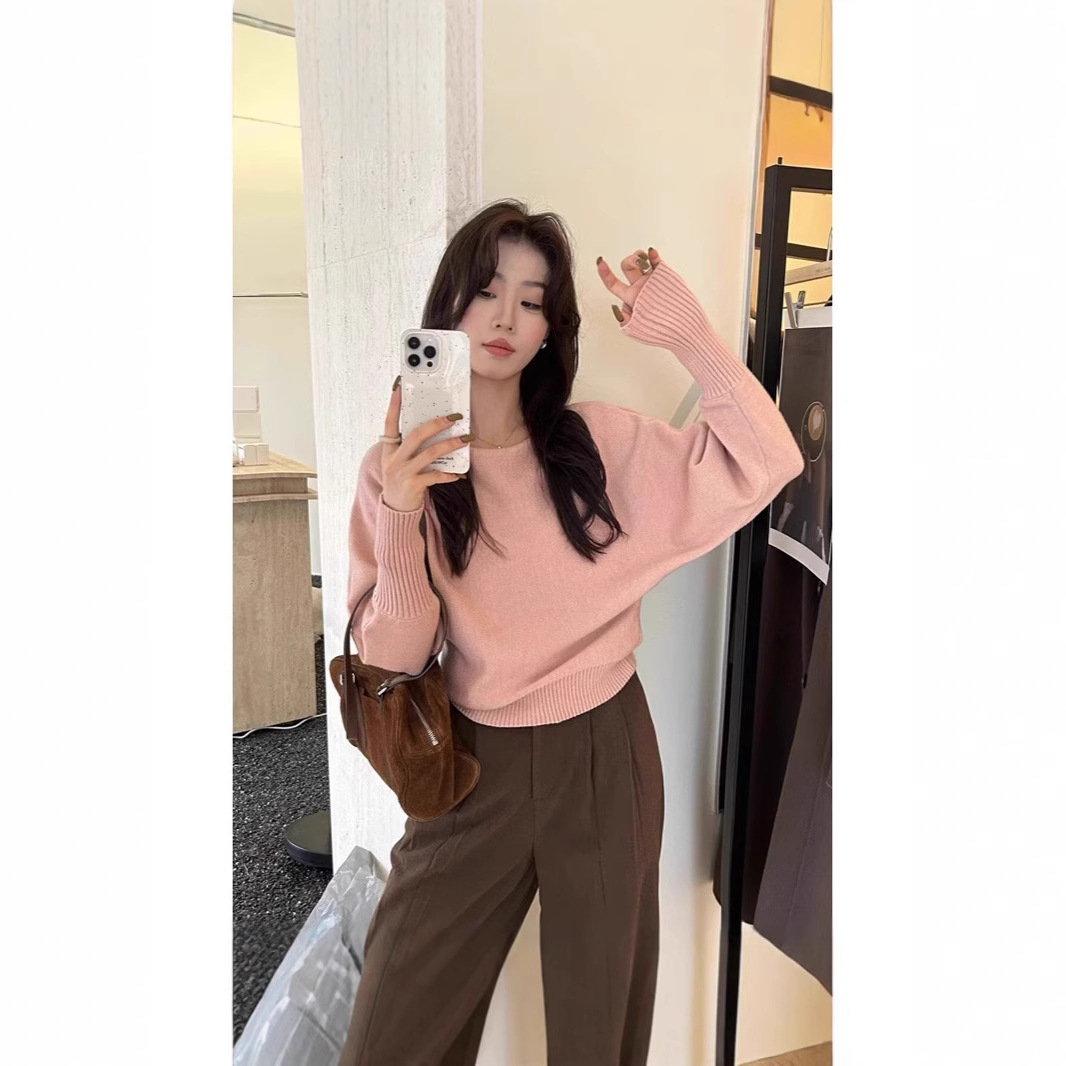 カーキ色の心機純欲風一字肩露肩ニット女性秋の高級感怠惰なセーターの中に上着を着る