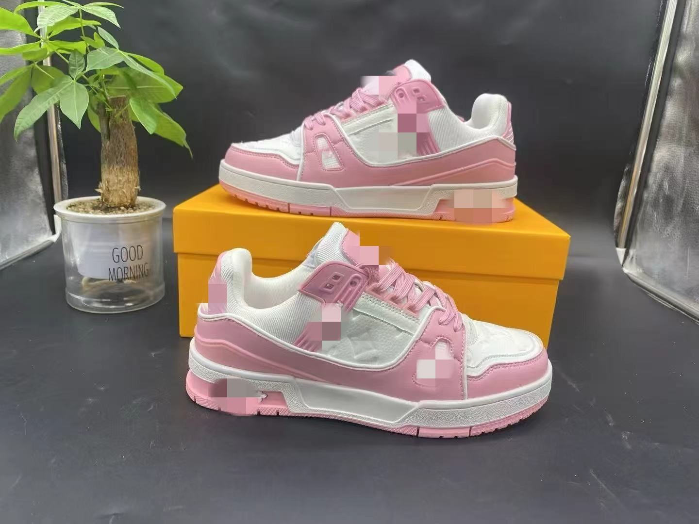 Spot comercio exterior transfronterizo burro entrenador blanco cemento vaqueros azul moda deportiva casual pareja hombre y mujer skate