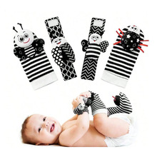 新生儿宝宝手表带装饰昆虫毛绒安抚益智婴儿摇铃手腕带袜子玩具