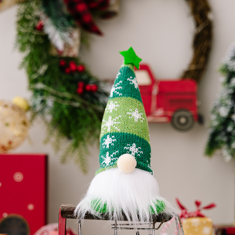 クリスマスプレゼントの長いひげのサンタクロースの明かりの子供は装飾品のショーウインドーのテーブルのカウンターの装飾の配置を並べます。|undefined