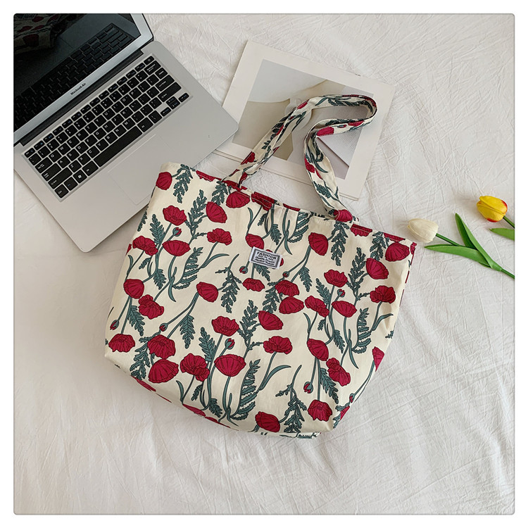 The large-capacity single-shoulder bag for student commuting is a bestseller in early spring. The Korean-style fresh and simple floral fabric bag is a versatile tote bag undefined