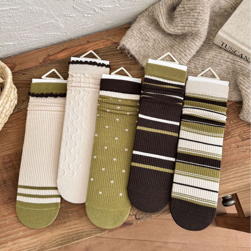 Forest-style green and coffee-colored striped socks with polka dots, featuring a fresh floral lace design, mid-calf length, suitable for autumn and winter, wholesale from Zhuji sock industry Forest-style green and coffee-colored striped socks with polka dots, featuring a fresh floral lace design, mid-calf length, suitable for autumn and winter, wholesale from Zhuji sock industry
