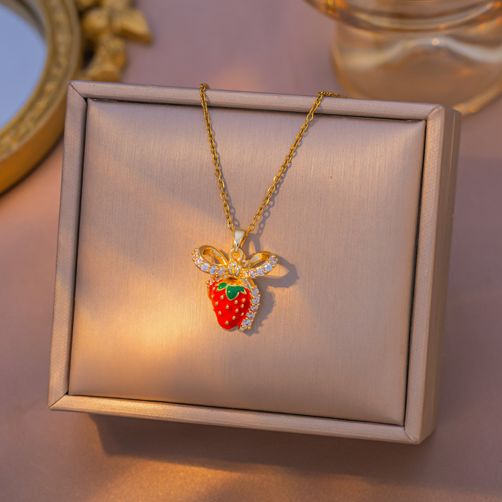 Collar de clavícula con fresas de esmalte – pequeño, fresco, dulce, frutal, de nicho