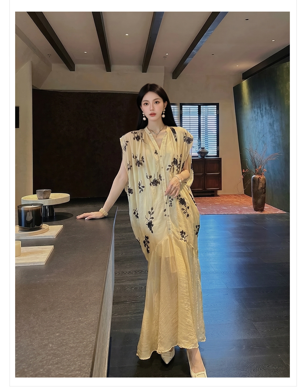 Đầm maxi nữ thắt eo phong cách tân Trung Hoa, cổ tròn, tay ngắn, thân suông, tùng váy xòe nhẹ, gấu váy xẻ tà, chất liệu voan mỏng phối ren thêu hoa và đính cườm lấp lánh — Vàng nhạt chi tiết 14
