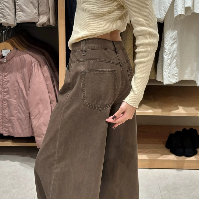 Women's high-waisted wide-leg jeans in Maillard brown, new autumn 2026 collection, loose fit, slimming, with a draping effect and floor-length design Women's high-waisted wide-leg jeans in Maillard brown, new autumn 2026 collection, loose fit, slimming, with a draping effect and floor-length design