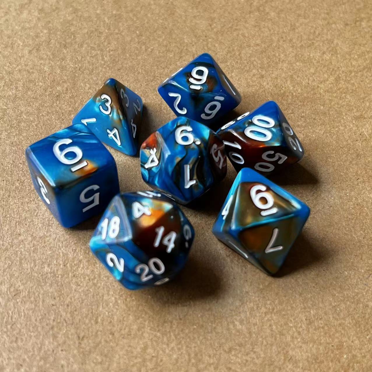 Juego de dados multicolores de dos colores, suministro transfronterizo, juego de 7 piezas, juego de tamiz digital, los dados de juego se pueden combinar