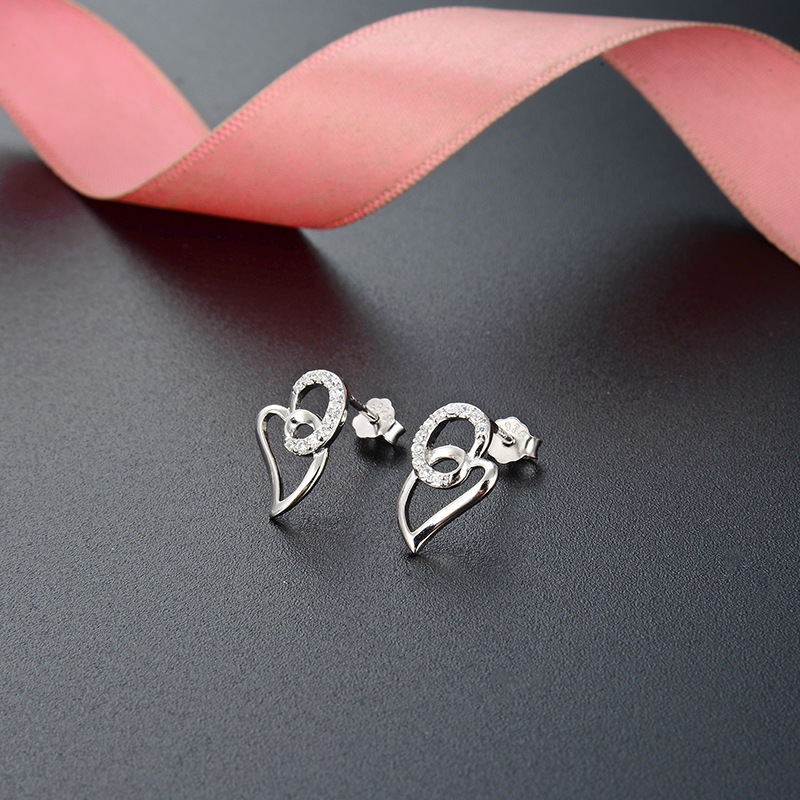 Boucles D&#39;oreilles Coréennes Simples En Zircon En Argent S925 Boucles D&#39;oreilles En Diamant En Forme De Coeur Pour Dames display picture 2