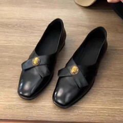 羊皮版 ~ レトロな浅い靴の女性金貨の四角い頭とミルクの靴の足は本革の黒い靴を踏んでいます。