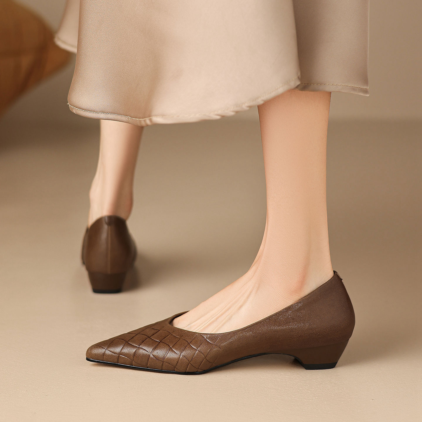 Giày đơn nữ mũi nhọn da cừu bện gót thấp 2.5cm phong cách Hàn — màu nâu