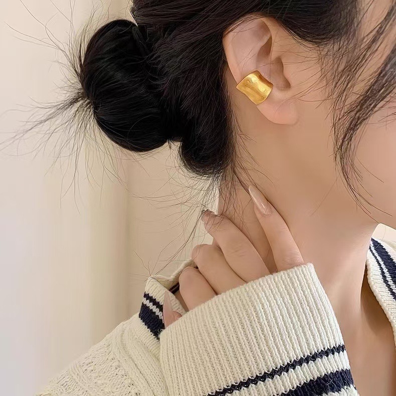 Otoño y invierno nuevos aretes de pince de aretes de hueso de aretes de cinco elementos retro nicho de diseño de aretes de lujo ligero de alto nivel