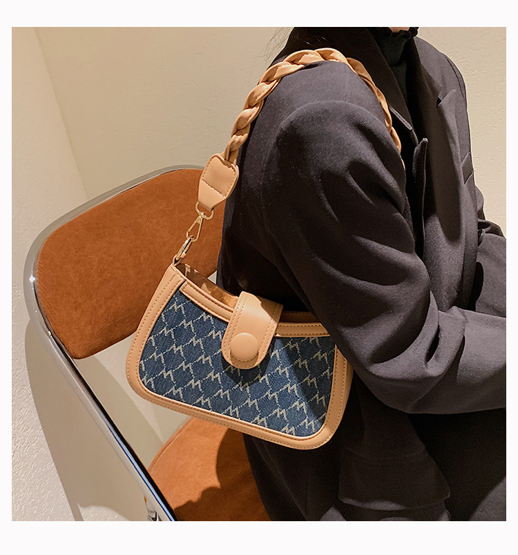 French Style Special-interest Design Bag 2021 Autumn Western Style Single Shoulder Crossbody Women's Bag Retro French Stick Underarm Bag display picture 3