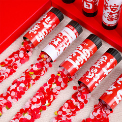 誕生日の結婚式の手は小さい礼砲のスプレーをねじって結婚の祝典に引っ越します。